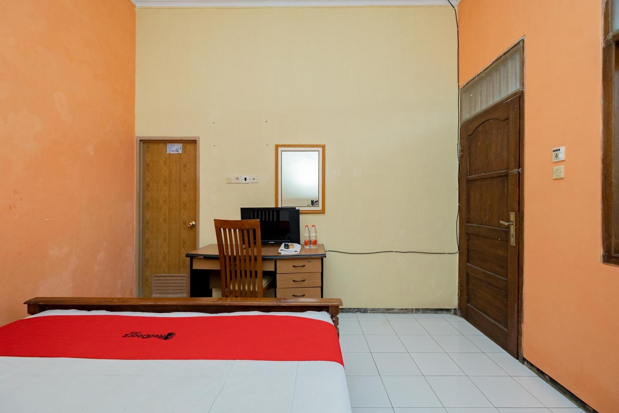 Reddoorz Syariah At Jalan Sunan Giri Tuban Tuban  Ngoại thất bức ảnh